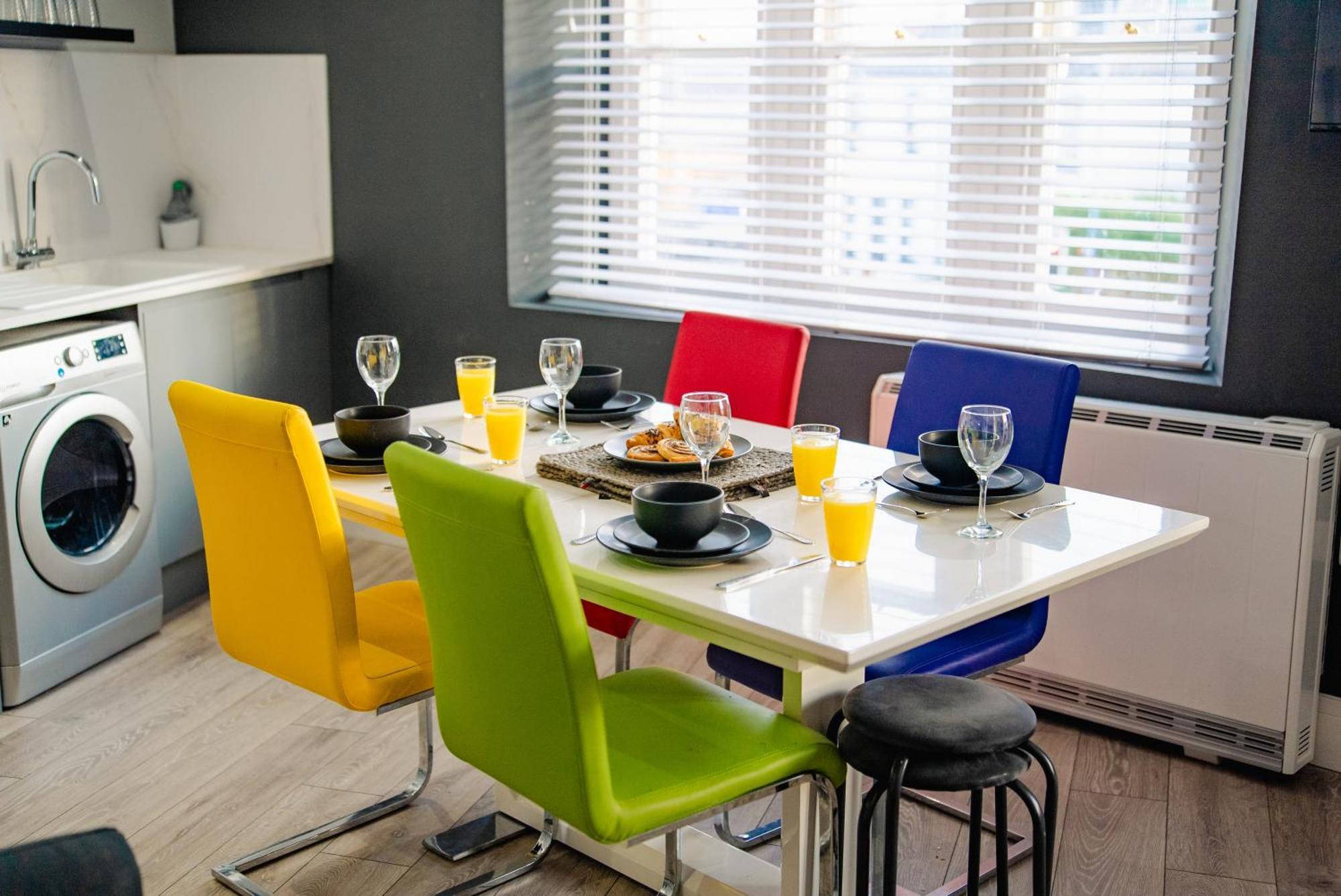 Apartment Stylish Spacious 2-bed & High Ceiling *
