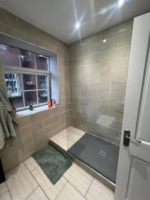 Rugby Haven: 2br/1ba Near Principality Stadium Apartment *