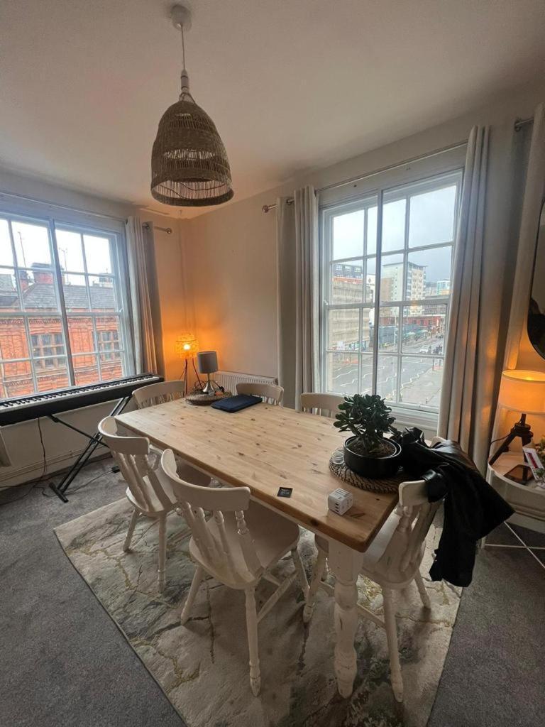 Rugby Haven: 2br/1ba Near Principality Stadium Apartment Cardiff
