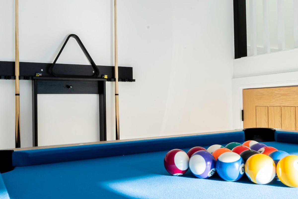 Luxury With Parking Near Everything! Netflix, Pool, Gaming - Long Savings - Perfect For Nhs, Contractors, Relocators
