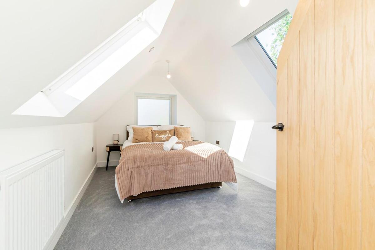 Luxury With Parking Near Everything! Netflix, Pool, Gaming - Long Savings - Perfect For Nhs, Contractors, Relocators Holiday home