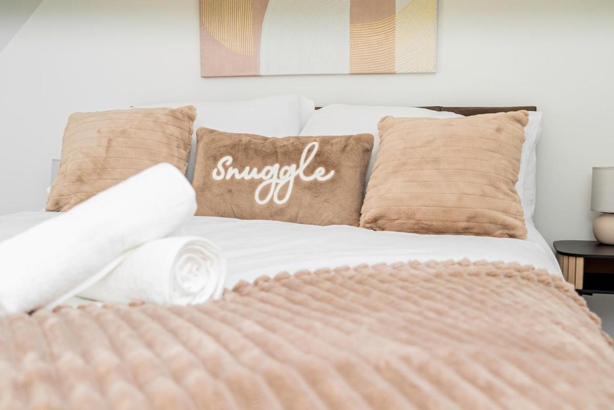 Luxury With Parking Near Everything! Netflix, Pool, Gaming - Long Savings - Perfect For Nhs, Contractors, Relocators Holiday home *