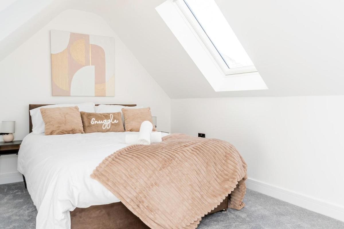 Luxury With Parking Near Everything! Netflix, Pool, Gaming - Long Savings - Perfect For Nhs, Contractors, Relocators Holiday home Cardiff