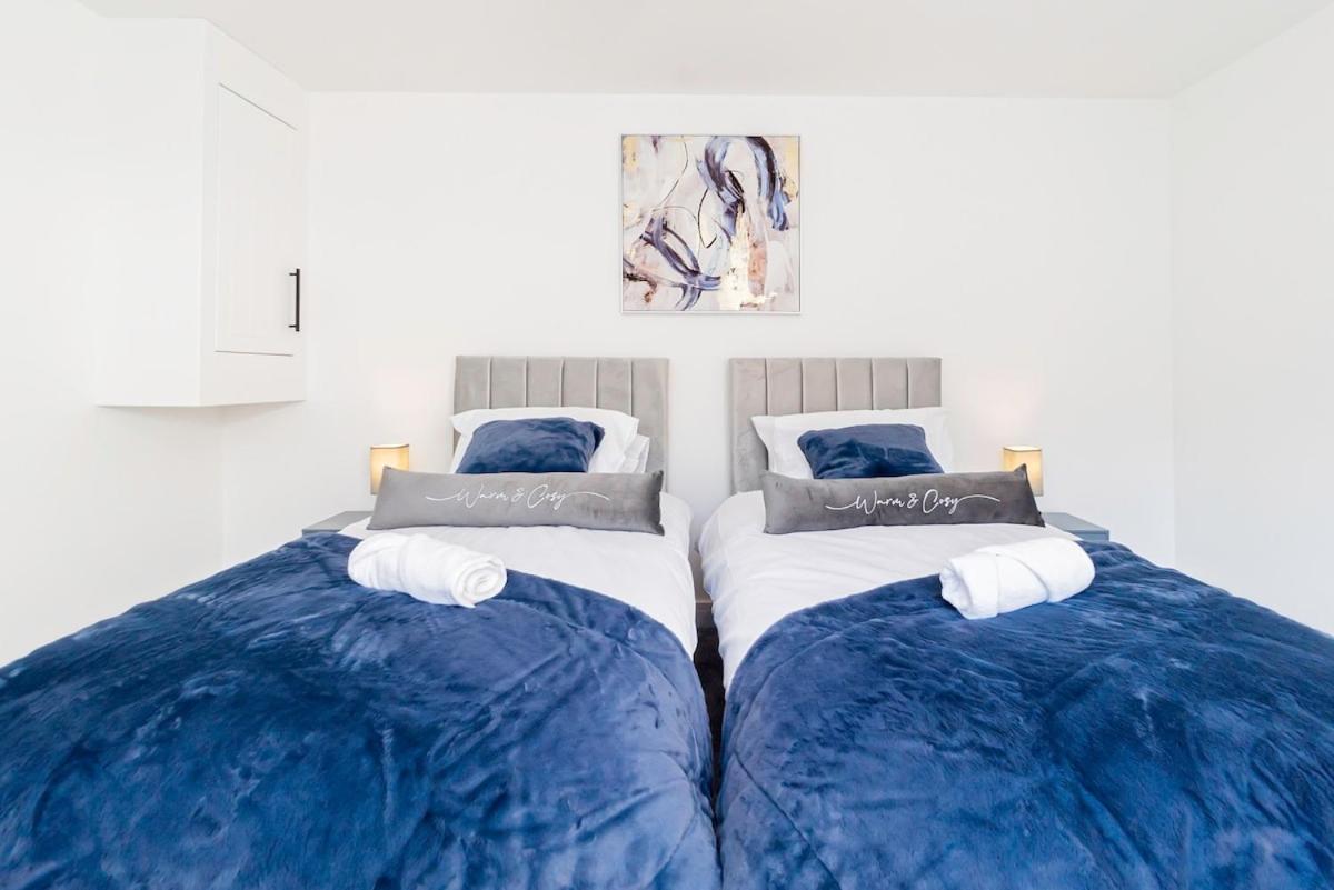 Holiday home Luxury With Parking Near Everything! Netflix, Pool, Gaming - Long Savings - Perfect For Nhs, Contractors, Relocators *