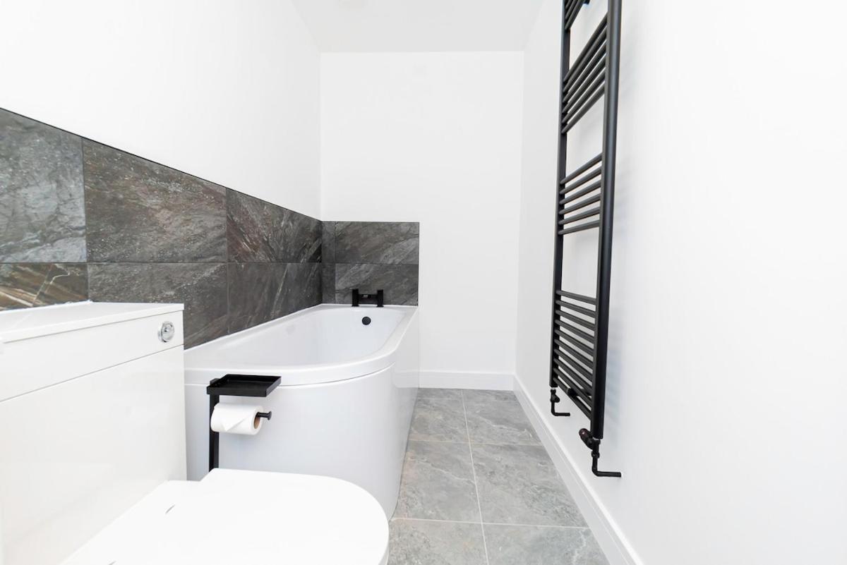 Holiday home Luxury With Parking Near Everything! Netflix, Pool, Gaming - Long Savings - Perfect For Nhs, Contractors, Relocators