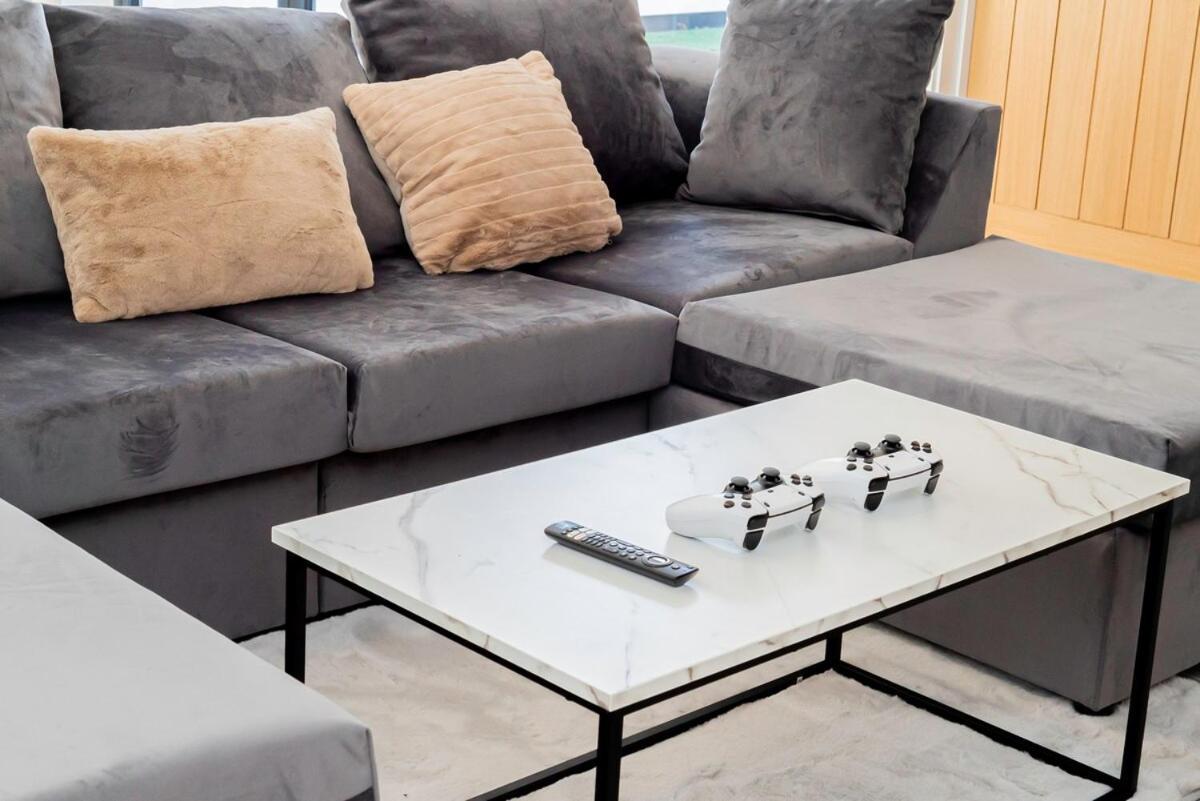 Holiday home Luxury With Parking Near Everything! Netflix, Pool, Gaming - Long Savings - Perfect For Nhs, Contractors, Relocators Cardiff