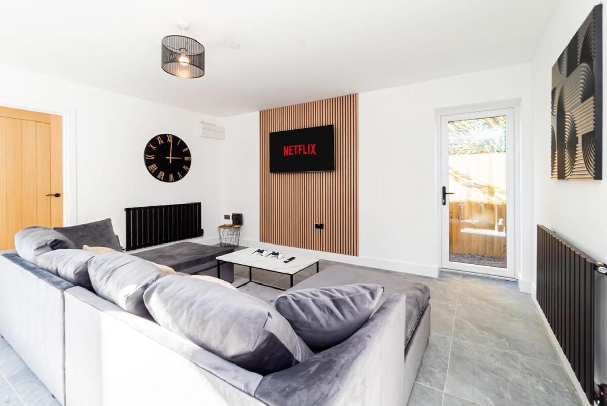 Holiday home Luxury With Parking Near Everything! Netflix, Pool, Gaming - Long Savings - Perfect For Nhs, Contractors, Relocators *
