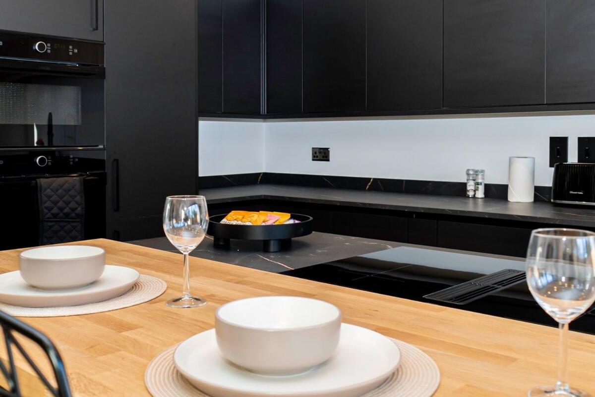 Luxury With Parking Near Everything! Netflix, Pool, Gaming - Long Savings - Perfect For Nhs, Contractors, Relocators Holiday home *