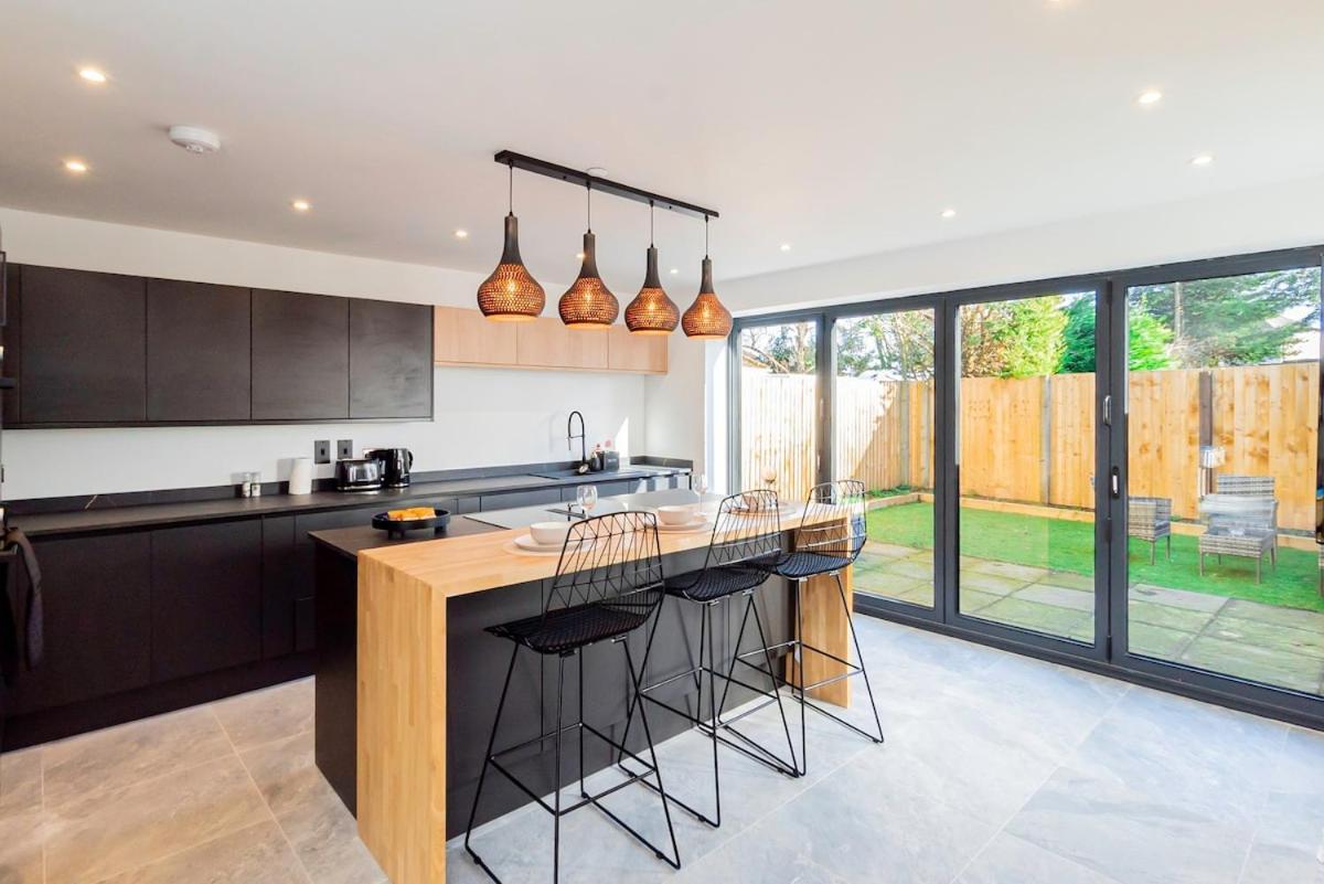 Luxury With Parking Near Everything! Netflix, Pool, Gaming - Long Savings - Perfect For Nhs, Contractors, Relocators Holiday home Cardiff