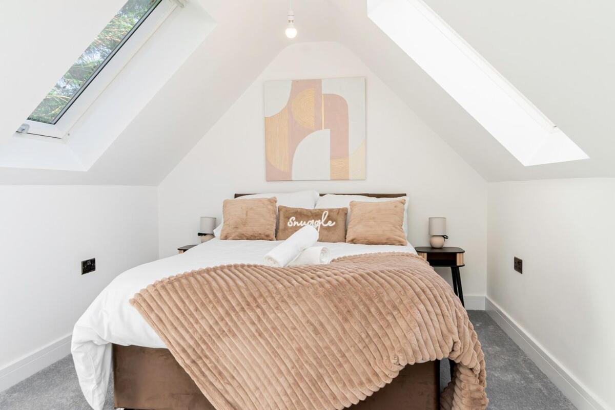 Luxury With Parking Near Everything! Netflix, Pool, Gaming - Long Savings - Perfect For Nhs, Contractors, Relocators *