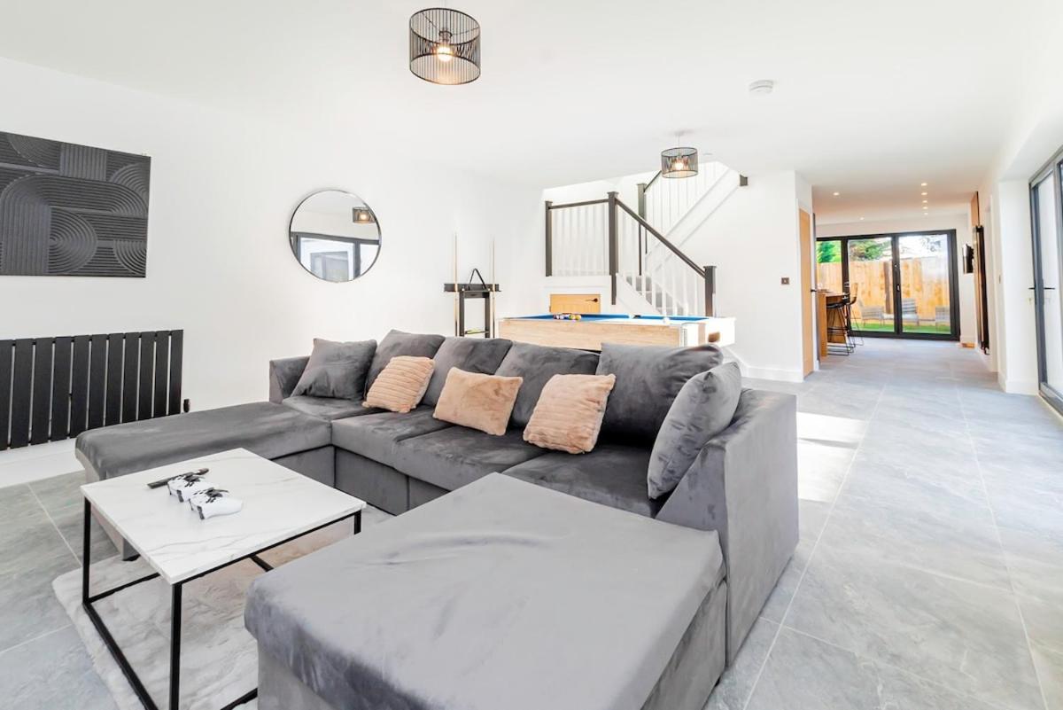 Holiday home Luxury With Parking Near Everything! Netflix, Pool, Gaming - Long Savings - Perfect For Nhs, Contractors, Relocators Cardiff