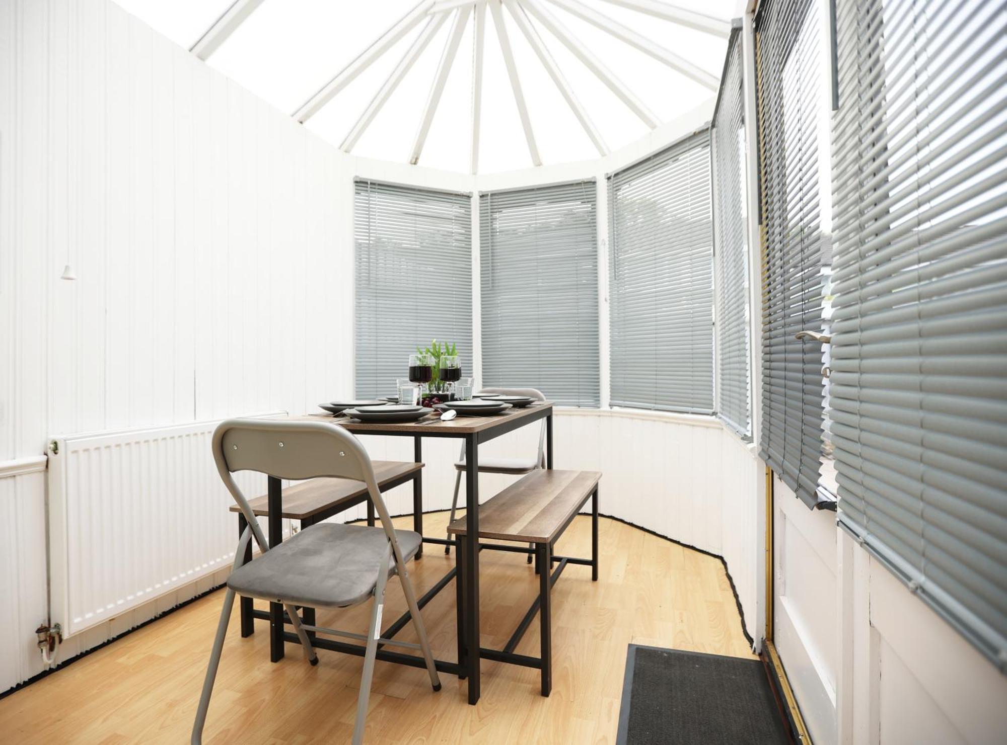 Gainsborough View By N And N Stays, Close To Bay & International Sports Village, Great For Families And Workers, Long Disc Available Apartment Cardiff
