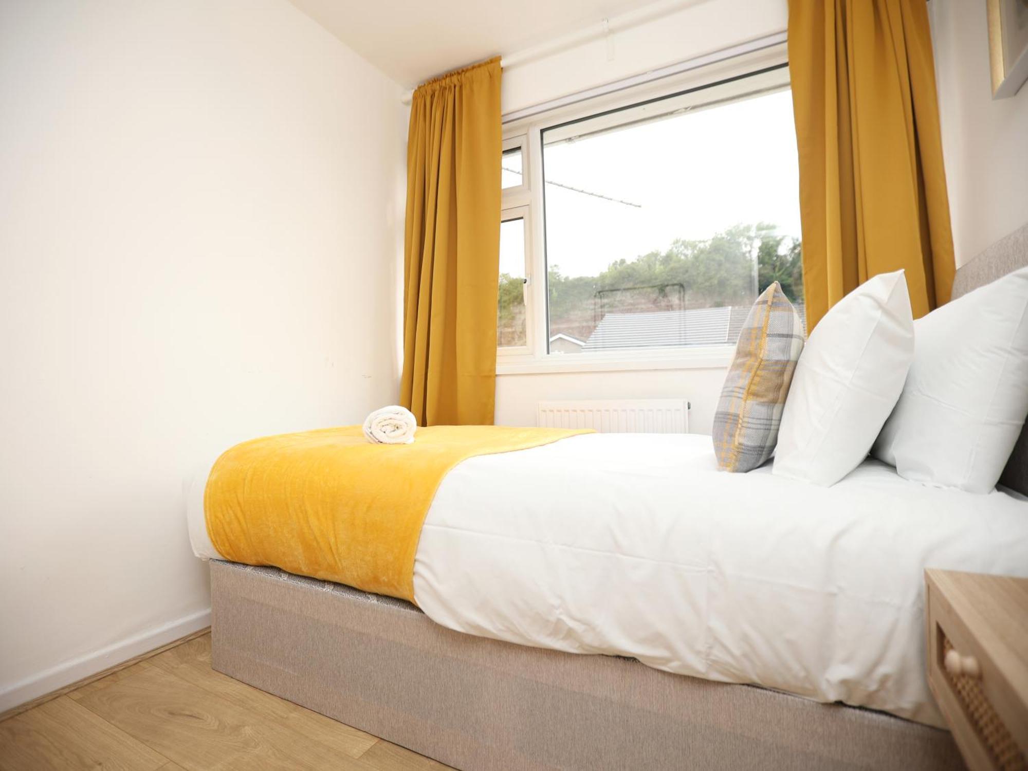 Gainsborough View By N And N Stays, Close To Bay & International Sports Village, Great For Families And Workers, Long Disc Available *