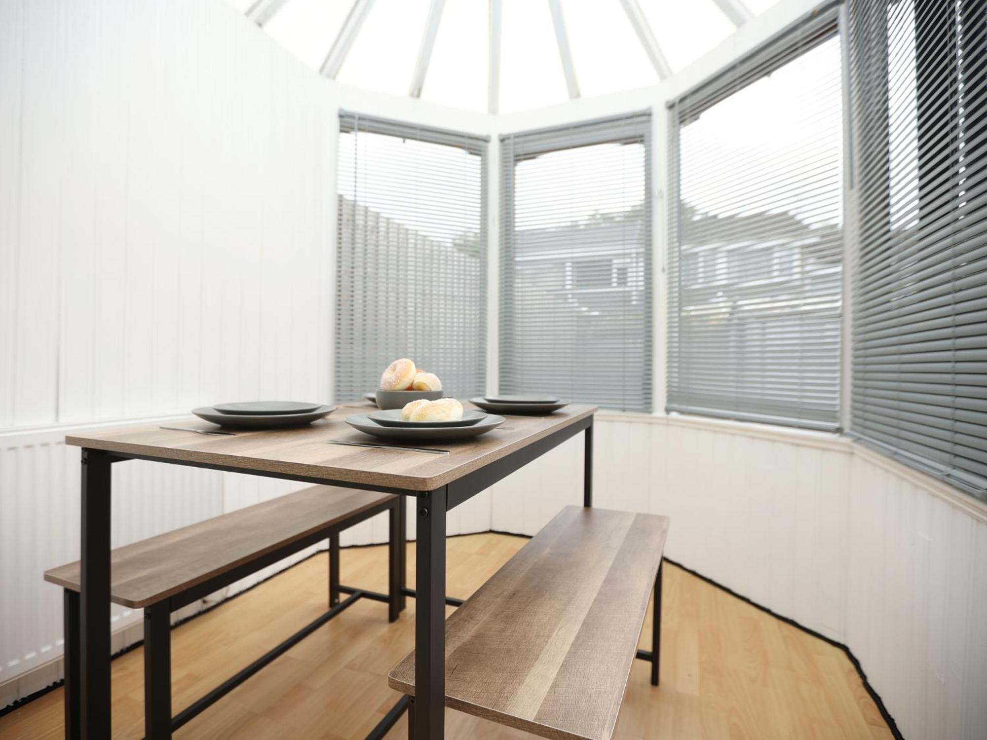Apartment Gainsborough View By N And N Stays, Close To Bay & International Sports Village, Great For Families And Workers, Long Disc Available *