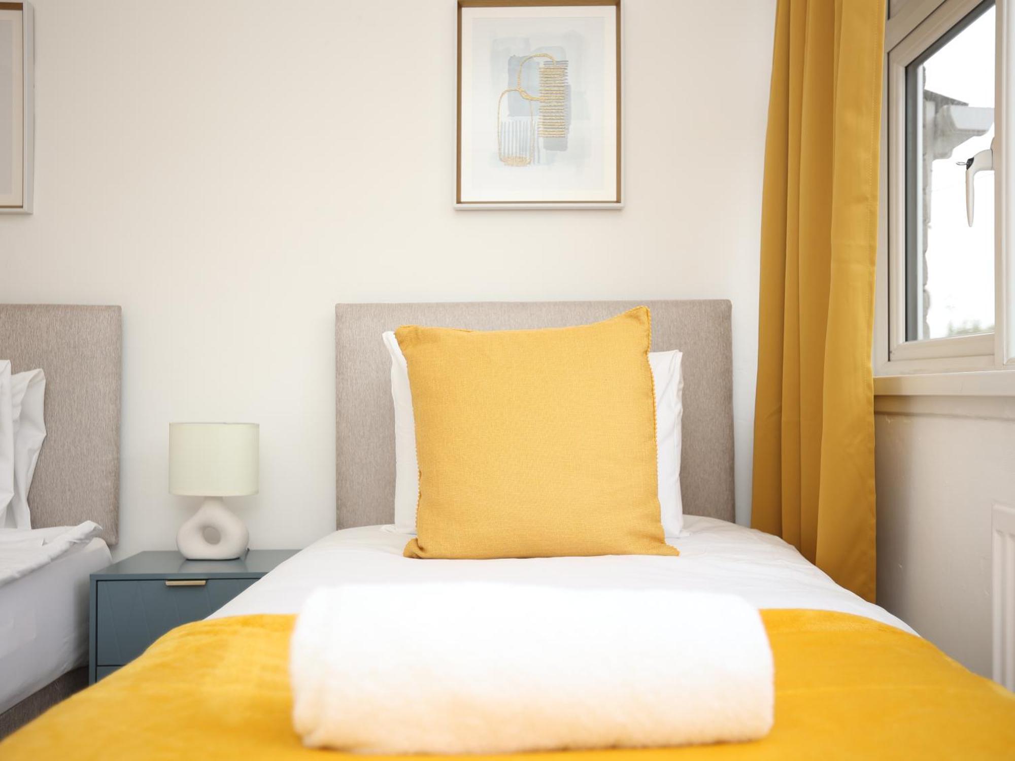 Apartment Gainsborough View By N And N Stays, Close To Bay & International Sports Village, Great For Families And Workers, Long Disc Available *