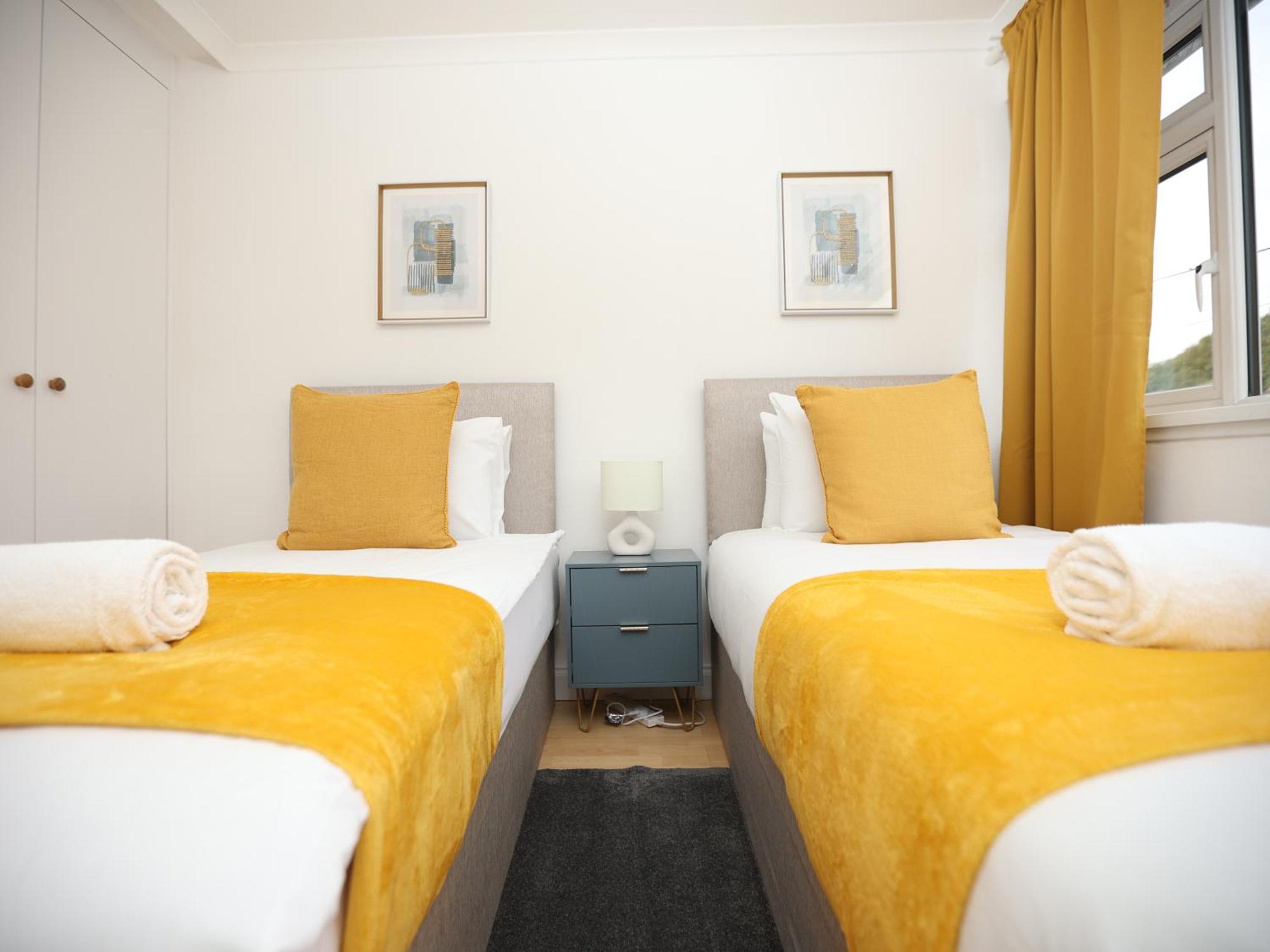 Apartment Gainsborough View By N And N Stays, Close To Bay & International Sports Village, Great For Families And Workers, Long Disc Available