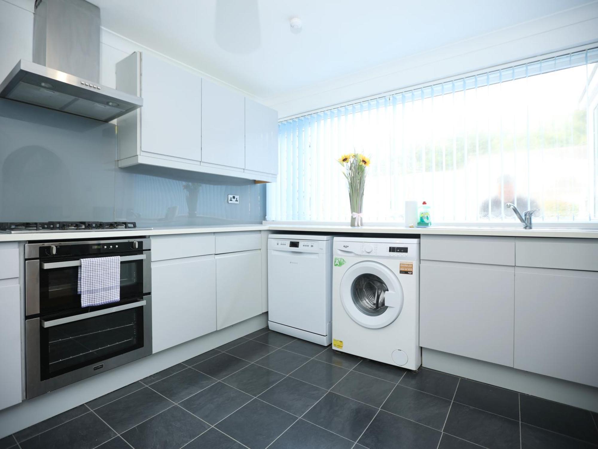 Apartment Gainsborough View By N And N Stays, Close To Bay & International Sports Village, Great For Families And Workers, Long Disc Available