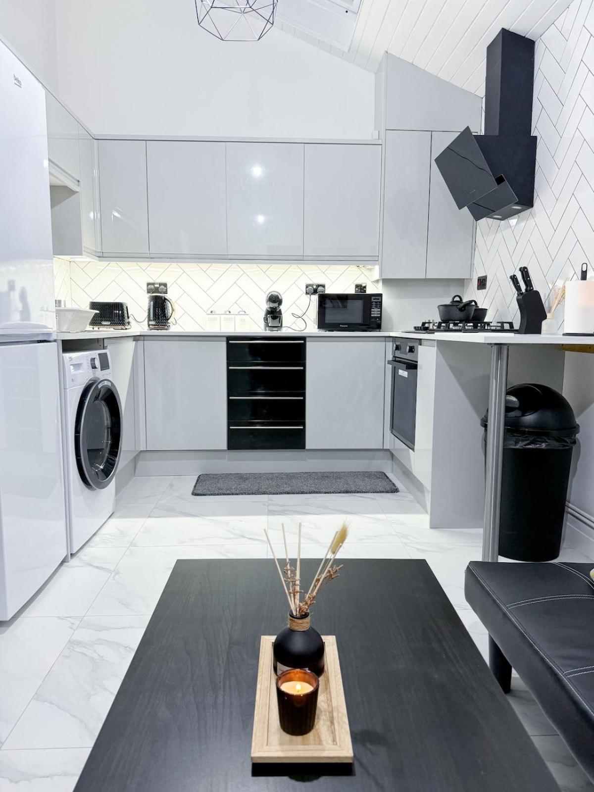 Apartment Centre Charming 2-bed Flat With Garden *