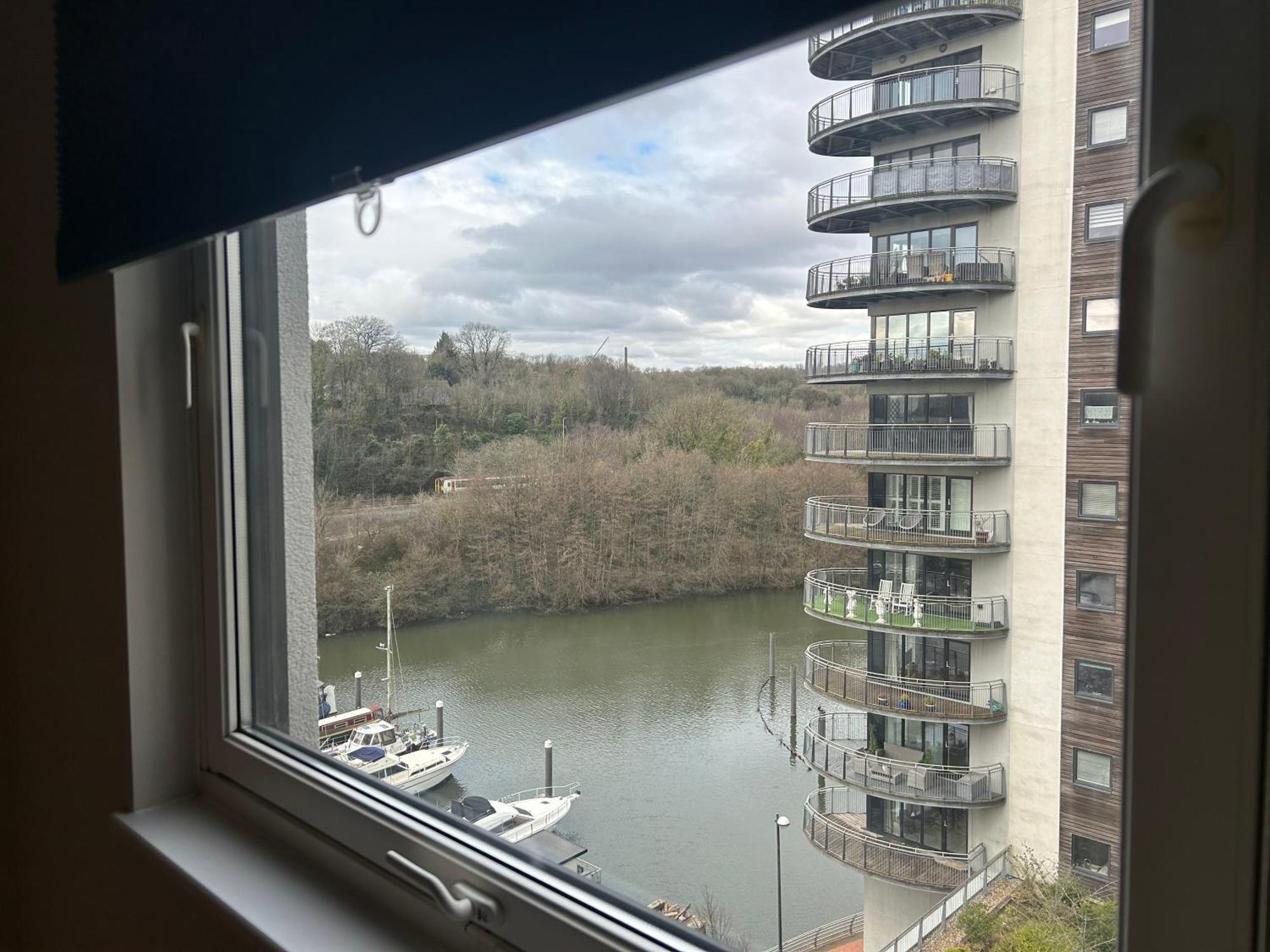 Apartment Stunning Waterfront Close To Bay And Penarth With Parking Cardiff