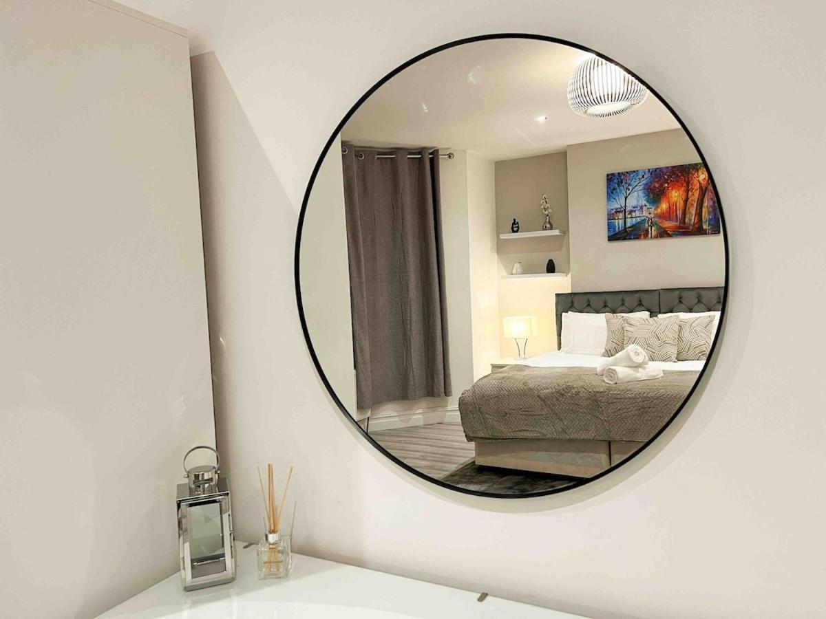 Modern 3 Bed Flat - Centre - Free Parking * Cardiff