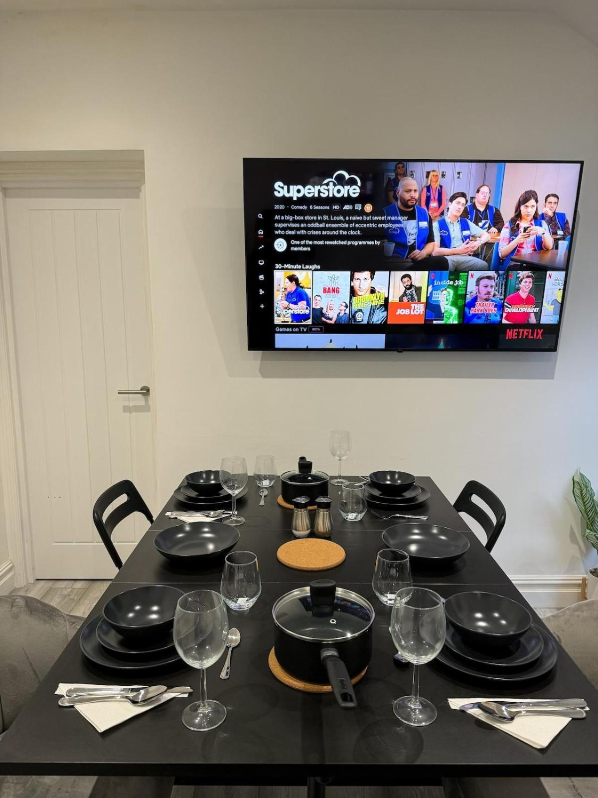 Modern 3 Bed Flat - Centre - Free Parking Apartment *