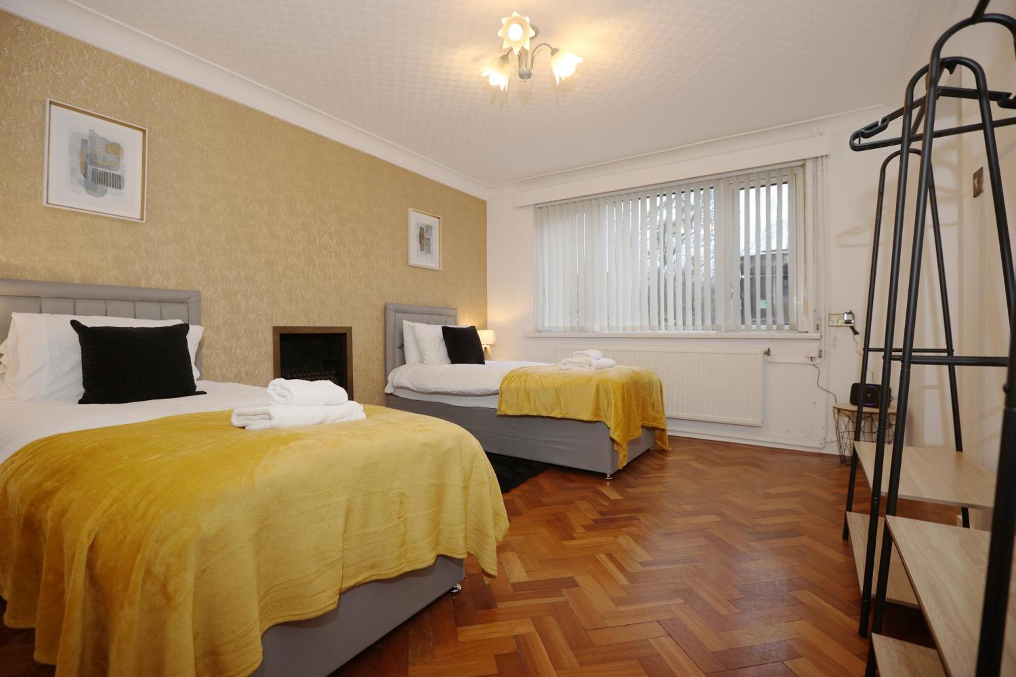 Hollybush House By N And N Ltd, Great Location, Perfect For Relocations, Contractors, Workers