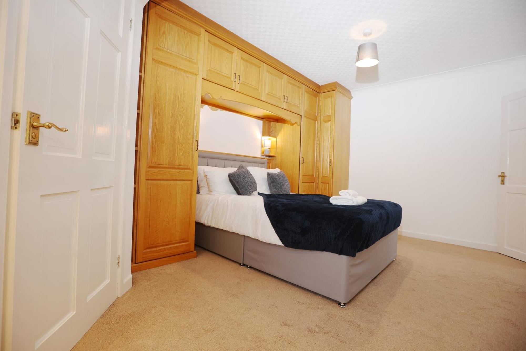 Hollybush House By N And N Ltd, Great Location, Perfect For Relocations, Contractors, Workers Holiday home