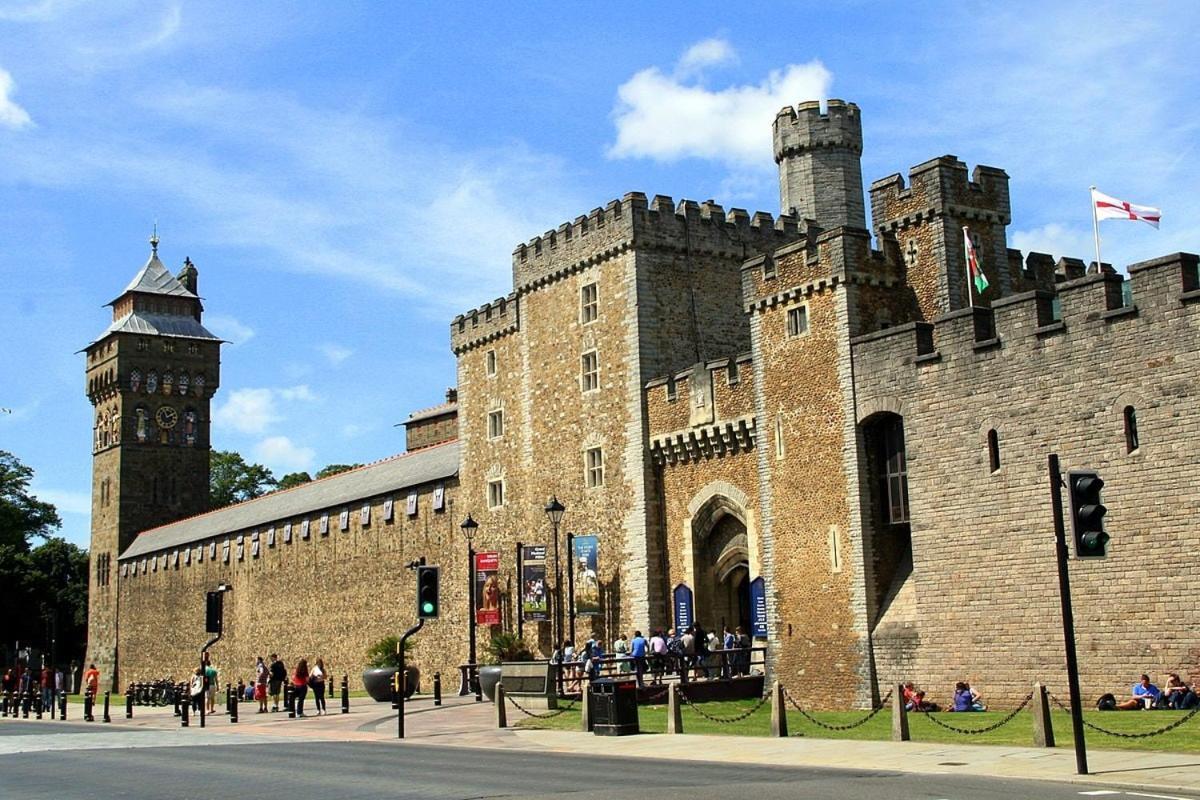 Centre Large House Free Parking & Fast Wi-fi Cardiff