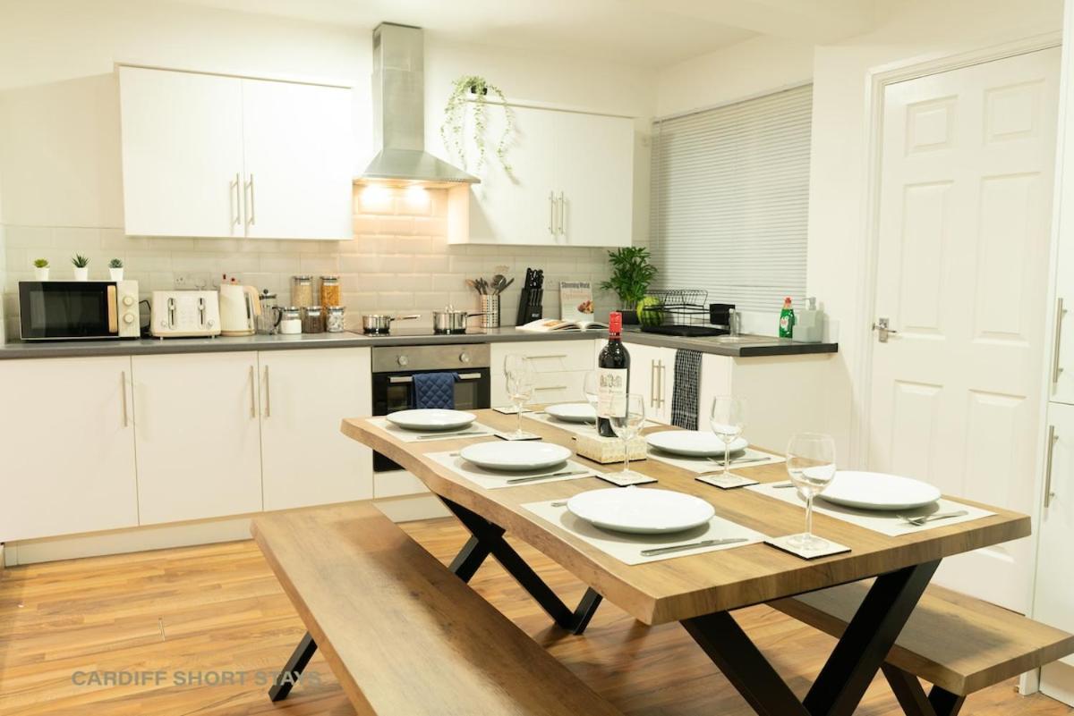 Centre Large House Free Parking & Fast Wi-fi Holiday home