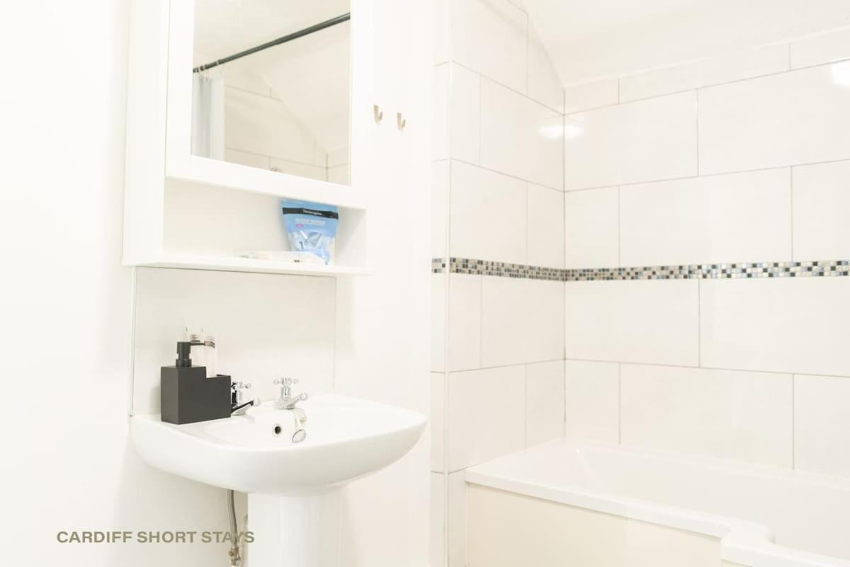 Centre Large House Free Parking & Fast Wi-fi * Cardiff