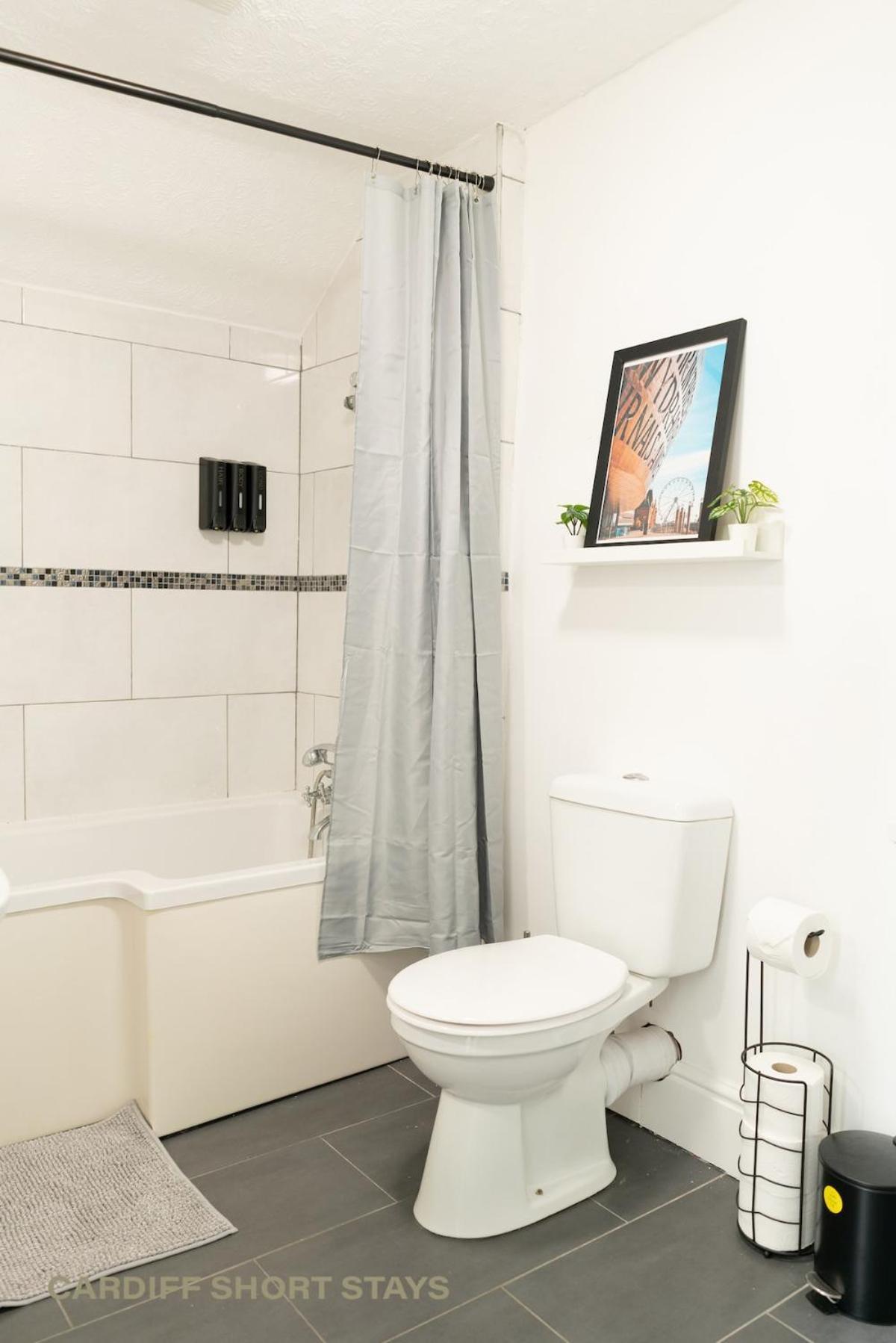 Centre Large House Free Parking & Fast Wi-fi Holiday home Cardiff