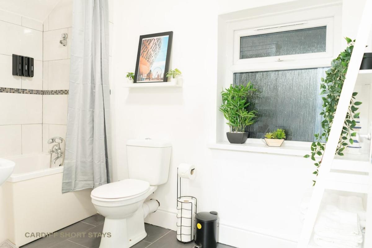 Holiday home Centre Large House Free Parking & Fast Wi-fi Cardiff
