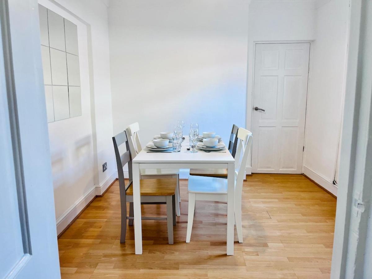 Holiday home Charming End Of Terrace With Garden Cardiff