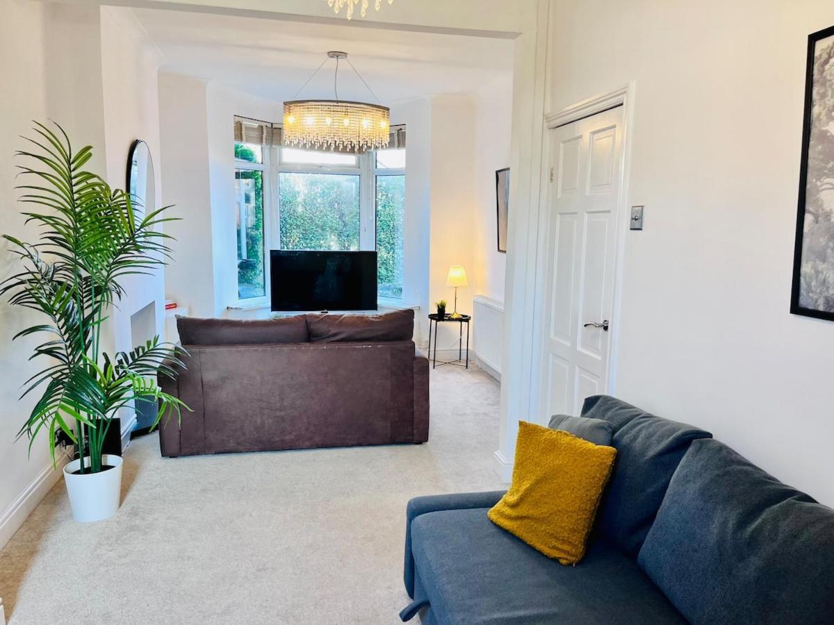 Charming End Of Terrace With Garden Holiday home *
