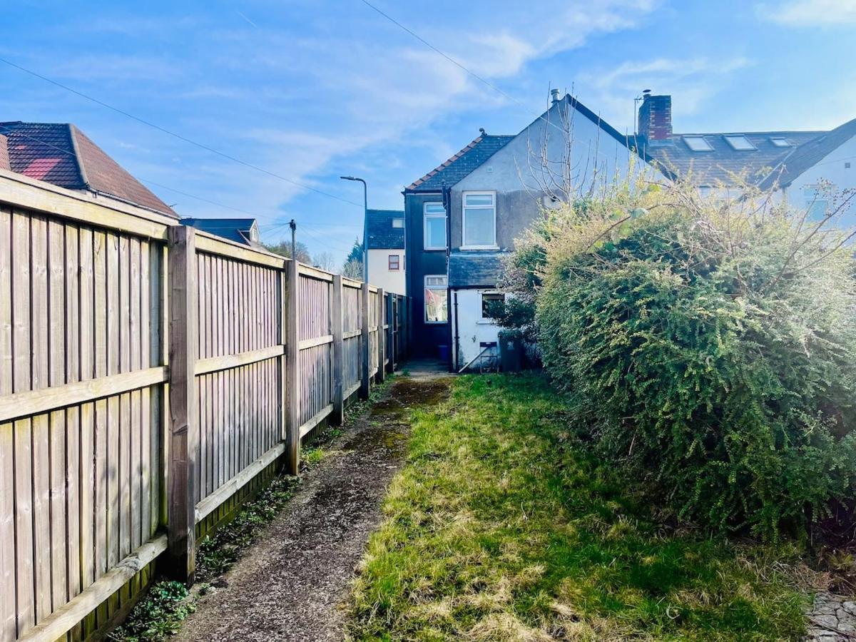 Charming End Of Terrace With Garden Holiday home *