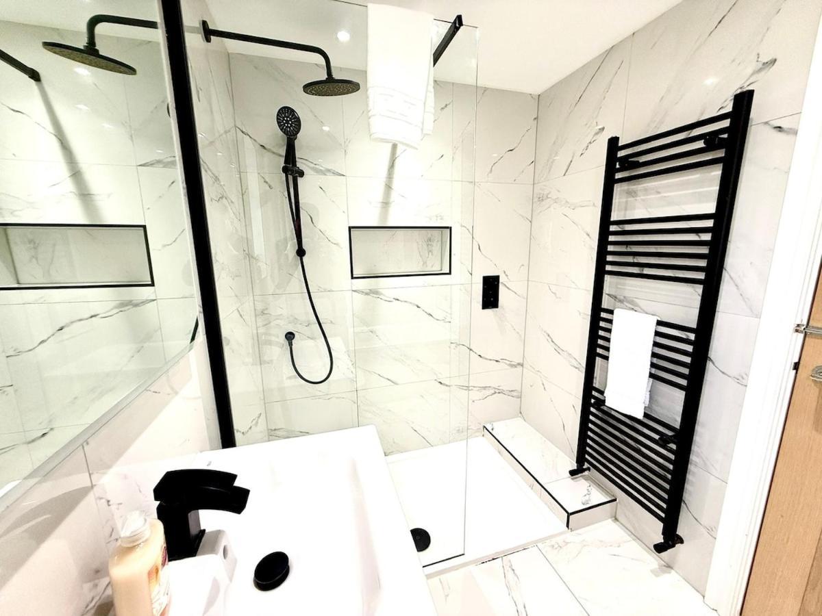 Holiday home Luxurious Modern House With Garden Close To Centre *