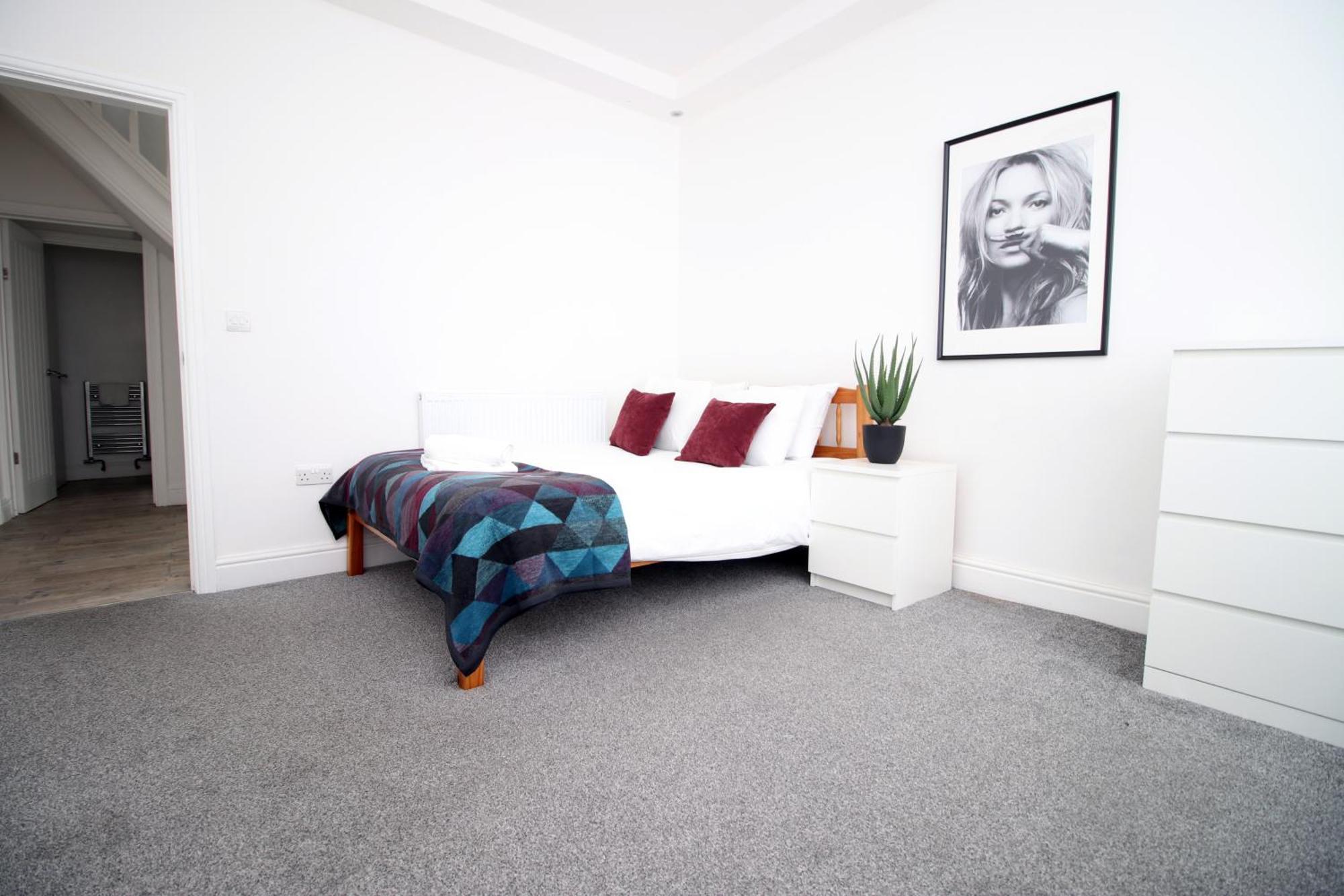 Royal Oak House - 5 Bedroom House - Wifi - Parking Guest house *