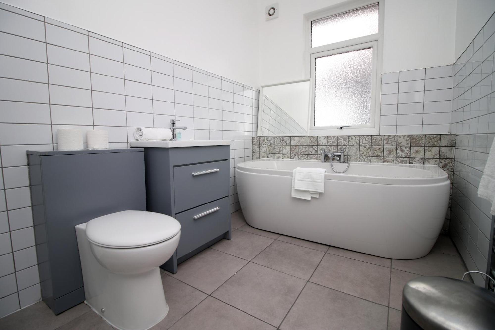 Royal Oak House - 5 Bedroom House - Wifi - Parking * Cardiff