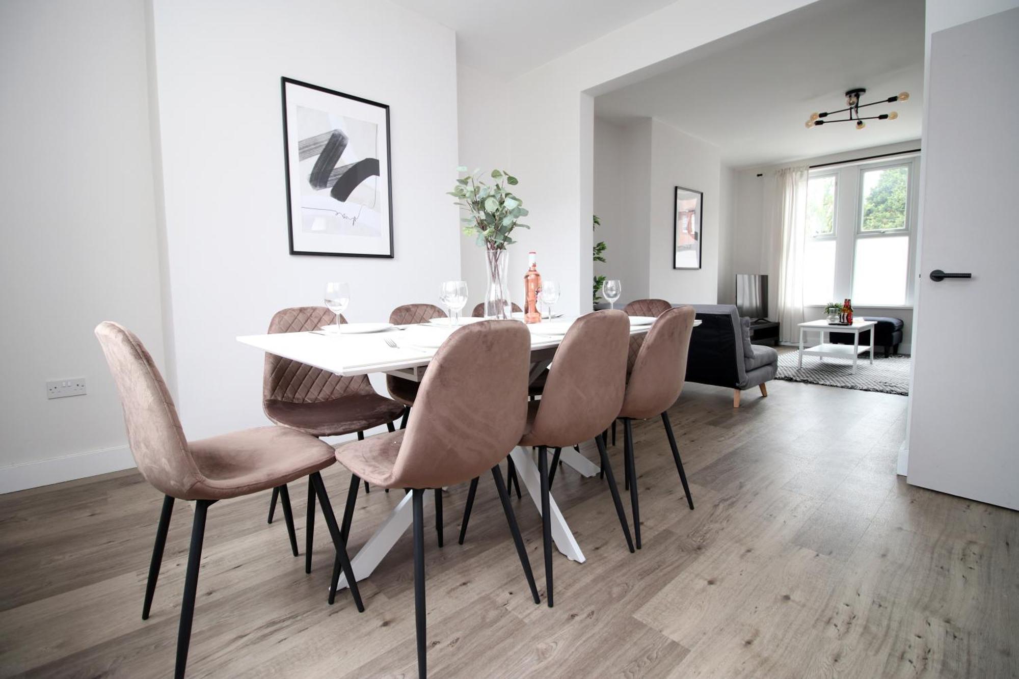 Large 5 Bedroom House - Harlequin Gardens By Ty Sa Guest house Cardiff