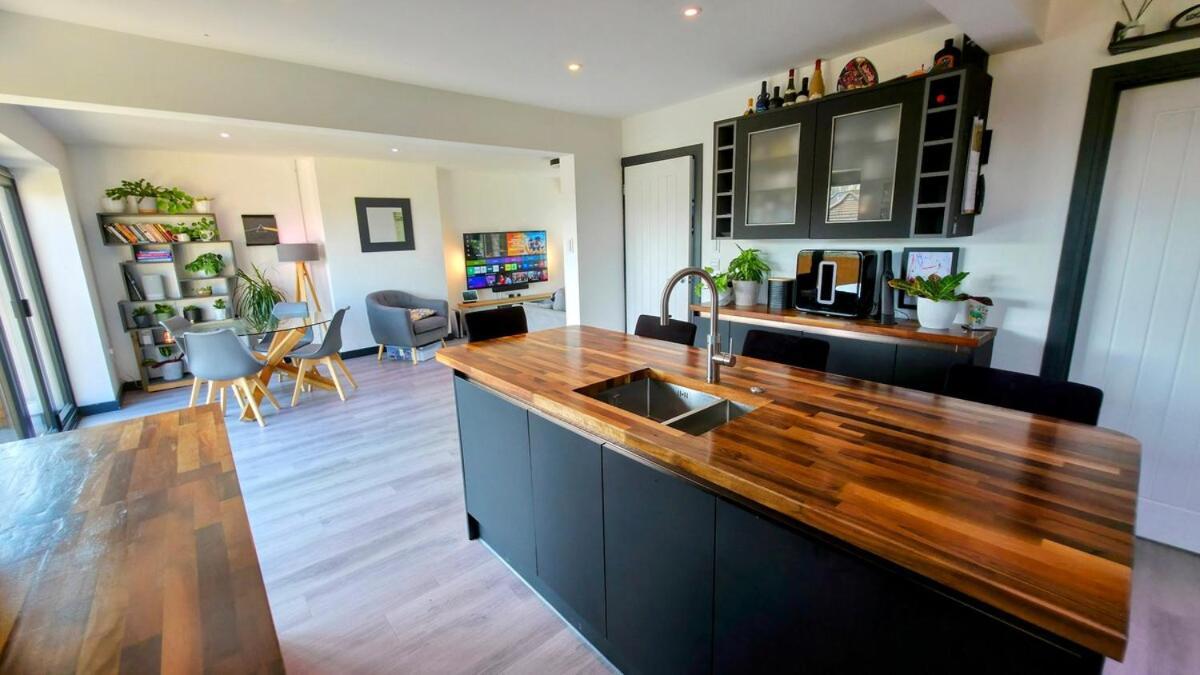 Stylish, Modern Home, Perfect For Groups And Families Holiday home Cardiff