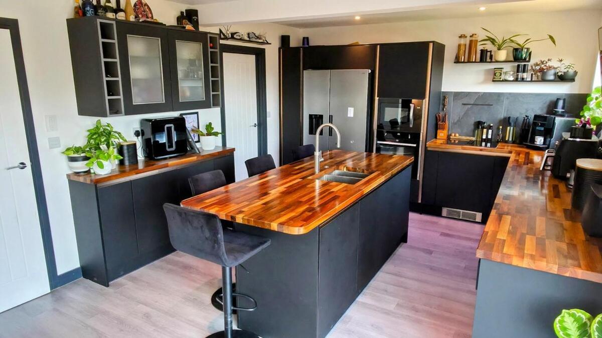 Stylish, Modern Home, Perfect For Groups And Families *
