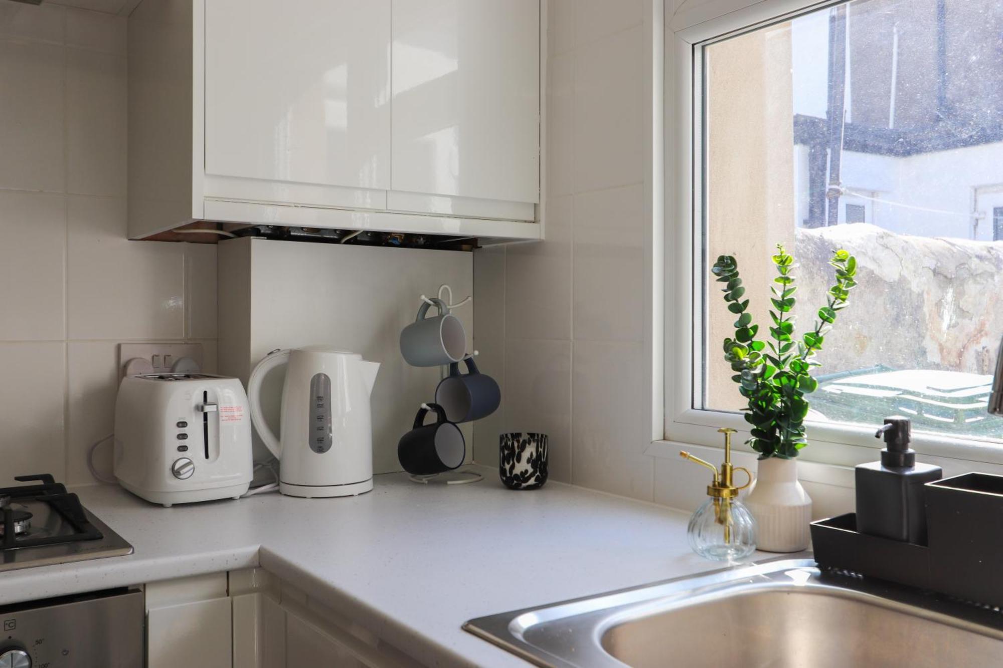 Sanjo By Koya Homes-2-bed Home-free Parking Holiday home Cardiff