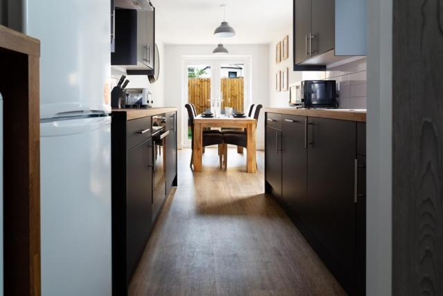 Spacious 4-bed Near Centre Free Parking & Garden Long Term Offers Holiday home