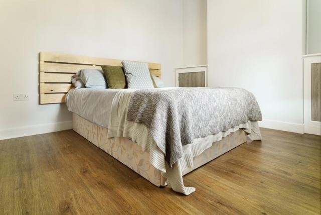 Spacious 4-bed Near Centre Free Parking & Garden Long Term Offers Holiday home