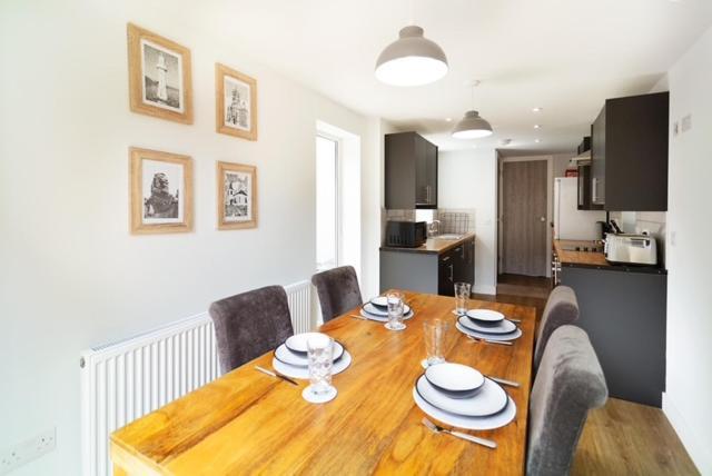 Spacious 4-bed Near Centre Free Parking & Garden Long Term Offers Holiday home Cardiff