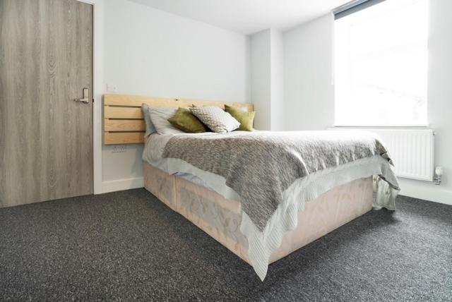 Spacious 4-bed Near Centre Free Parking & Garden Long Term Offers Holiday home