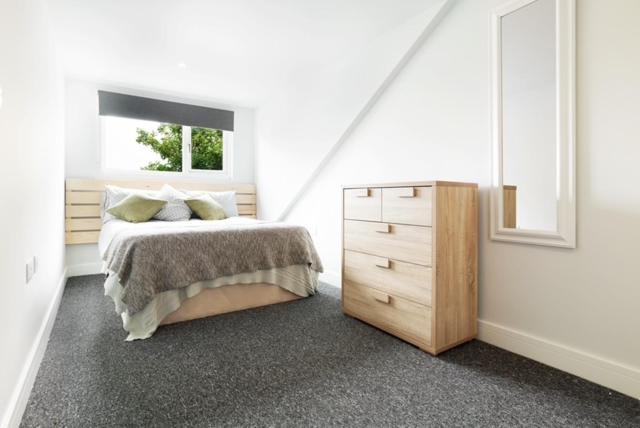 Spacious 4-bed Near Centre Free Parking & Garden Long Term Offers Holiday home Cardiff