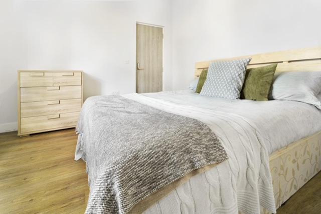 Spacious 4-bed Near Centre Free Parking & Garden Long Term Offers * Cardiff