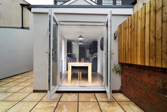 Spacious 4-bed Near Centre Free Parking & Garden Long Term Offers Holiday home
