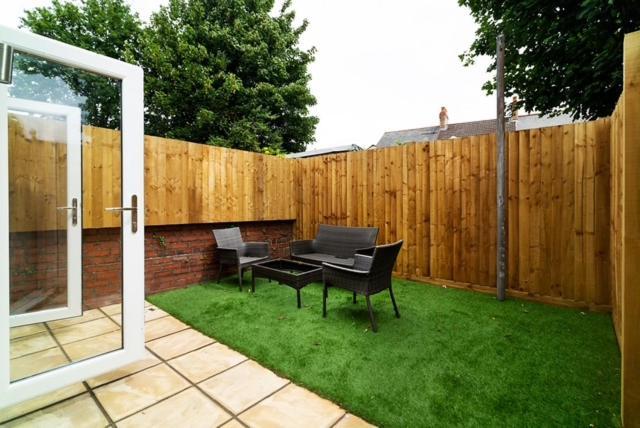Spacious 4-bed Near Centre Free Parking & Garden Long Term Offers
